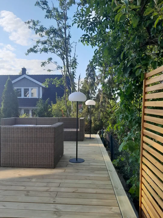 Helhetsprojekt för nyanläggning och ombyggnad av trädgårdar, inklusive växtval och materialplanering i Stockholm.