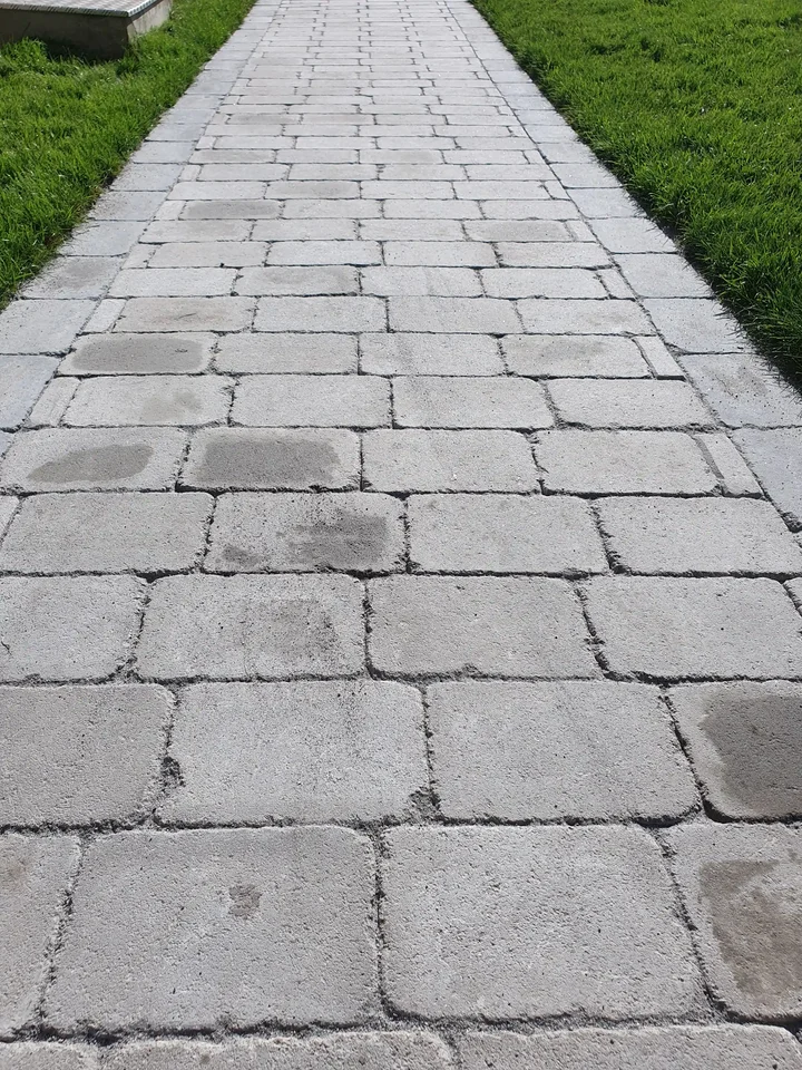 Trädgårdsanläggning med stenläggning, gångar och uteplatser i Stockholm.