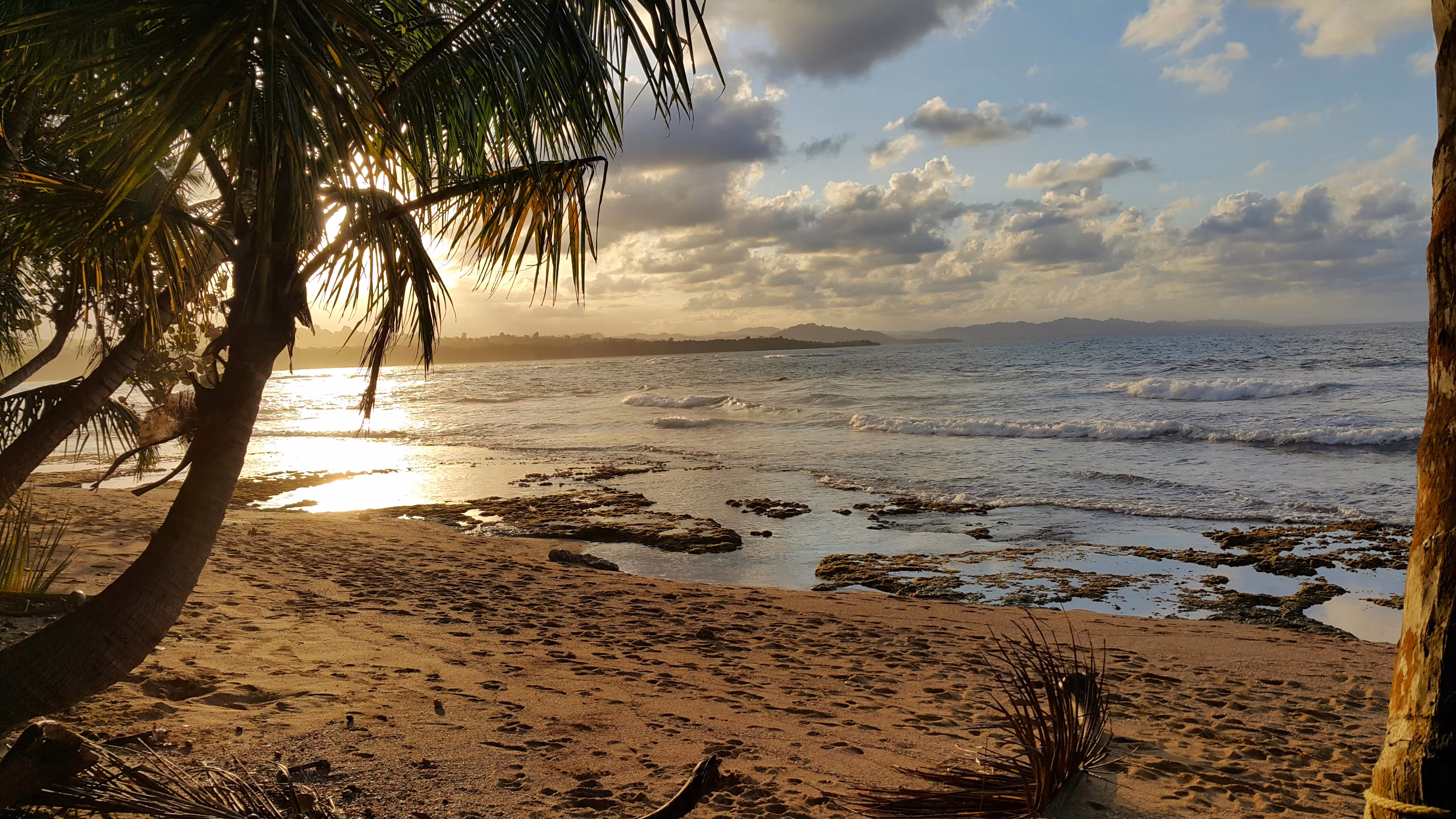 Golden sunset over a tropical beach in Costa Rica, representing ArcaVida’s modern sustainable living near nature