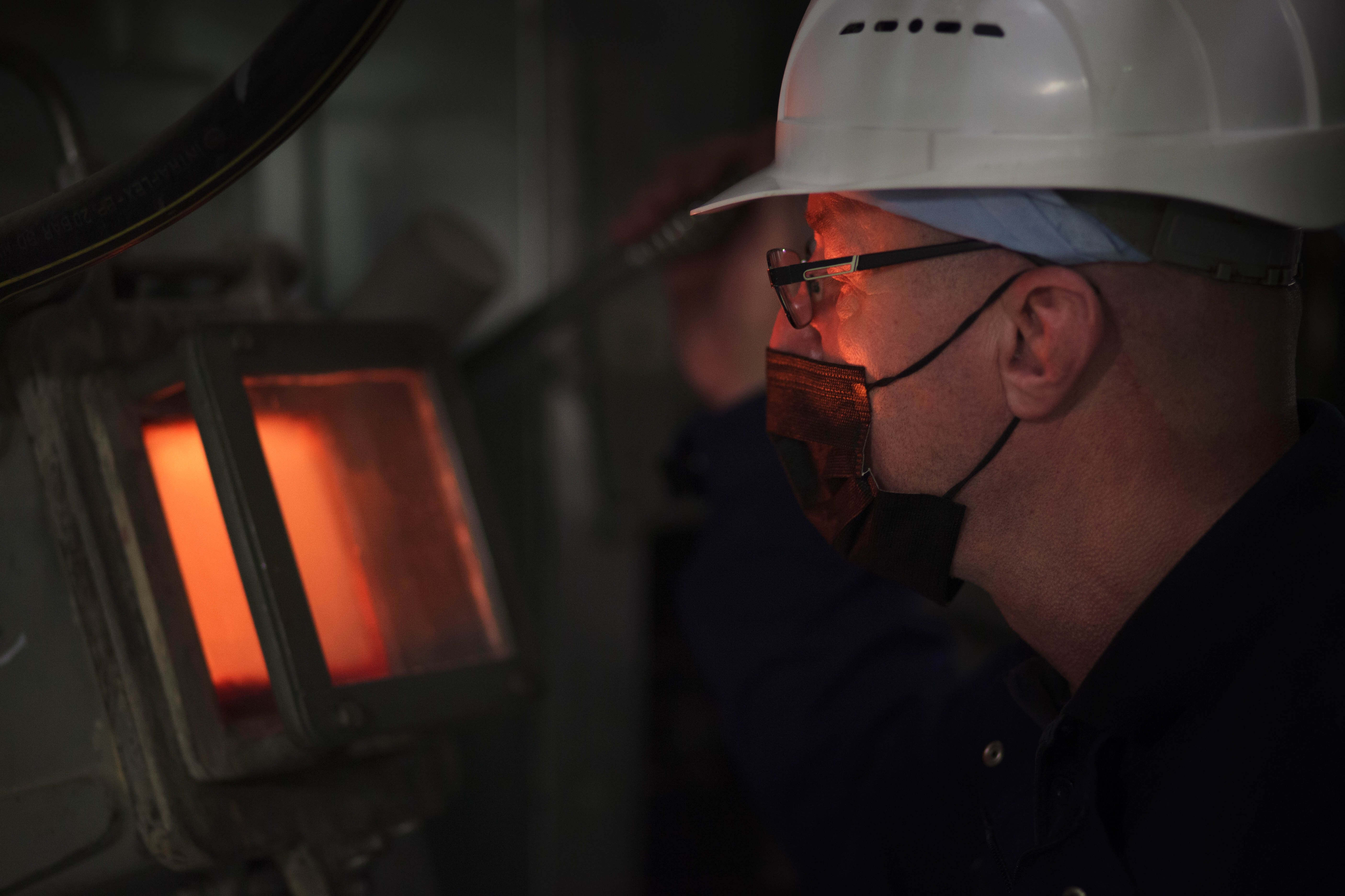 Five people in front of a crowd are discussion