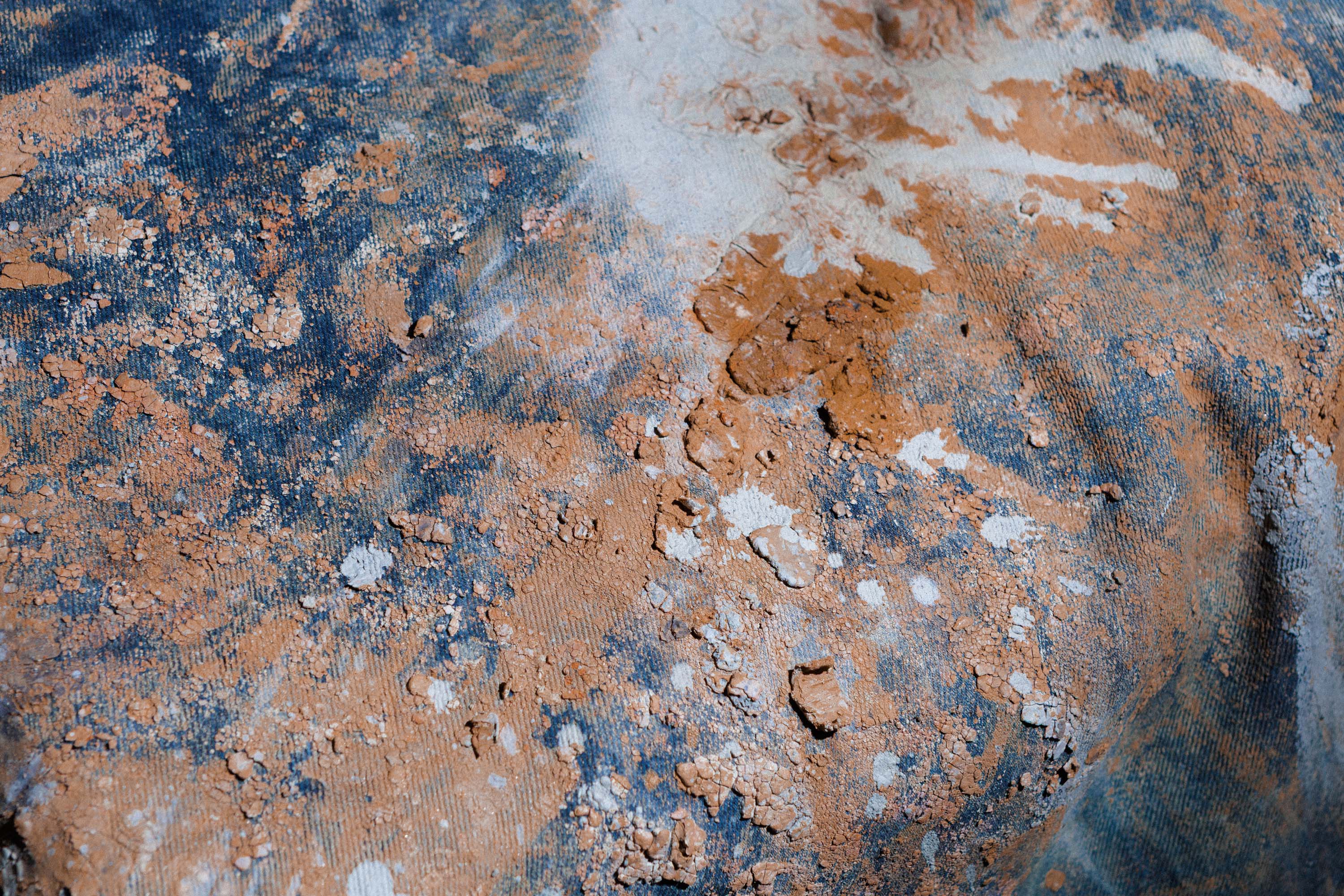 Five people in front of a crowd are discussion