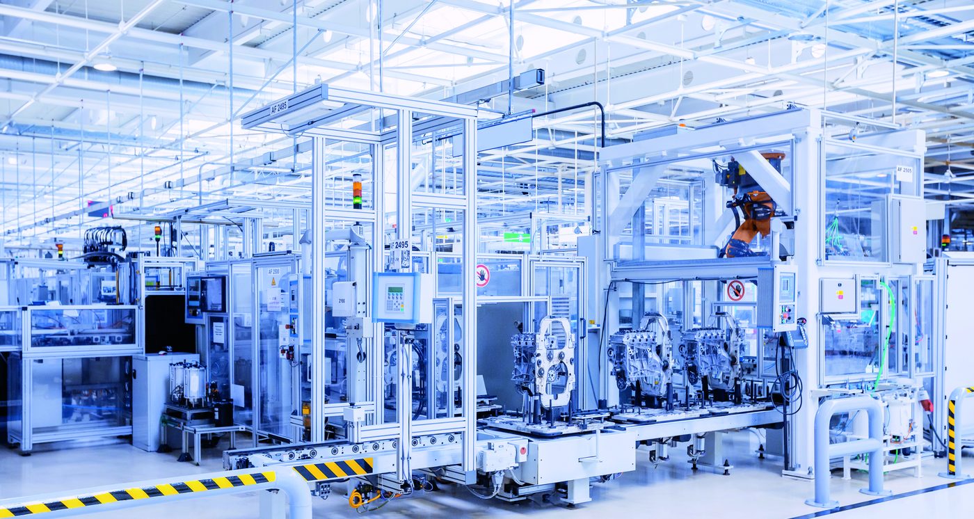 Automatisierte Fertigungsanlage in einer Industriehalle