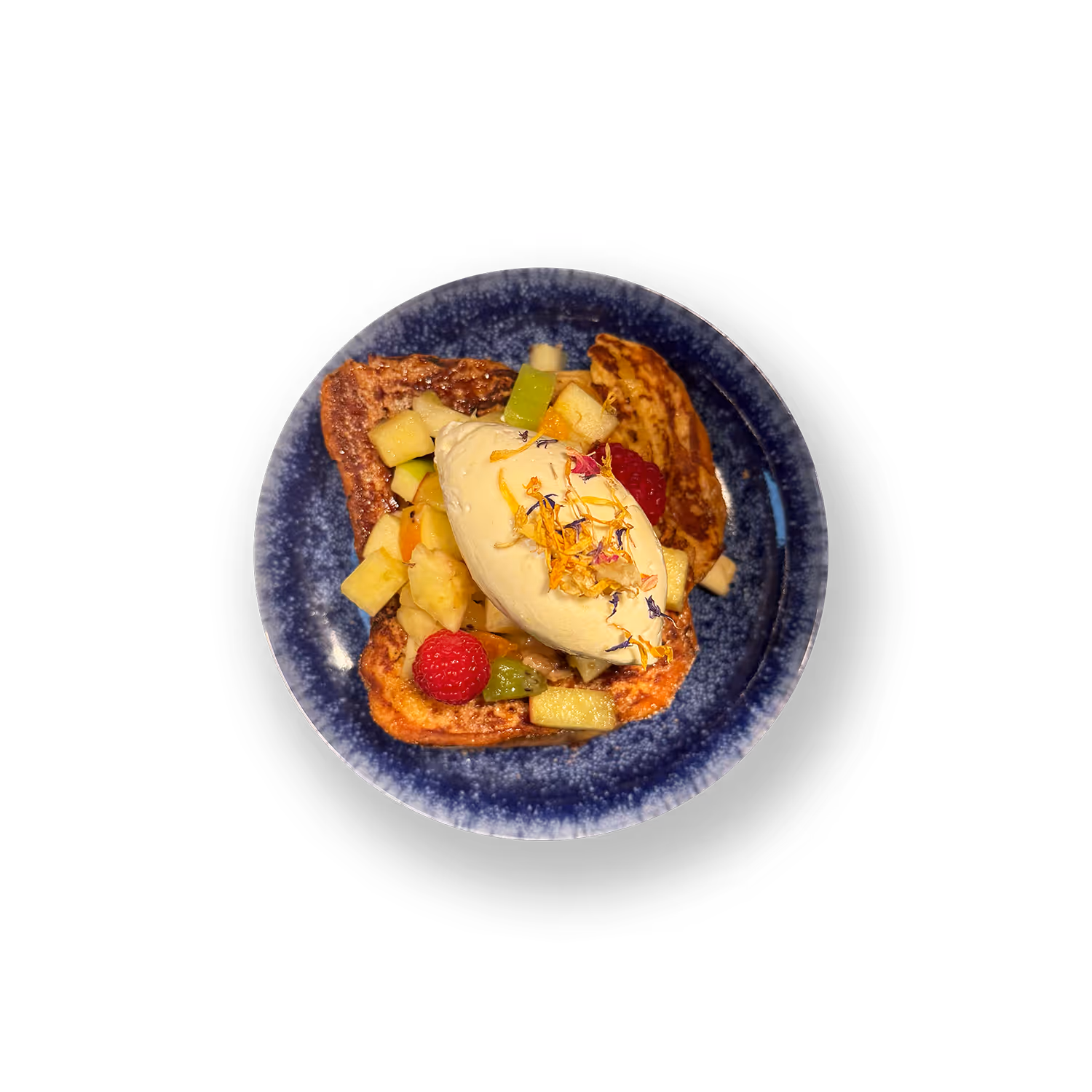 Brioche in Vanillemilch & Eiern getaucht, ausgebacken mit Butter, in Zimt und Zucker gewendet, getoppt mit Obstsalat & geschlagene Ahornsirupbutter