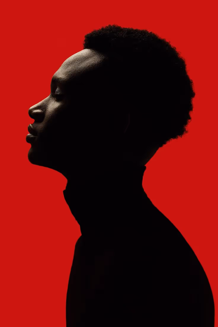 Silhouette de profil sur fond rouge