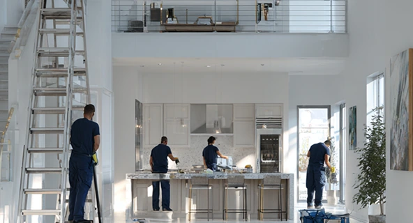 Schoonmaakteam reinigt nieuwbouwpand voor oplevering.