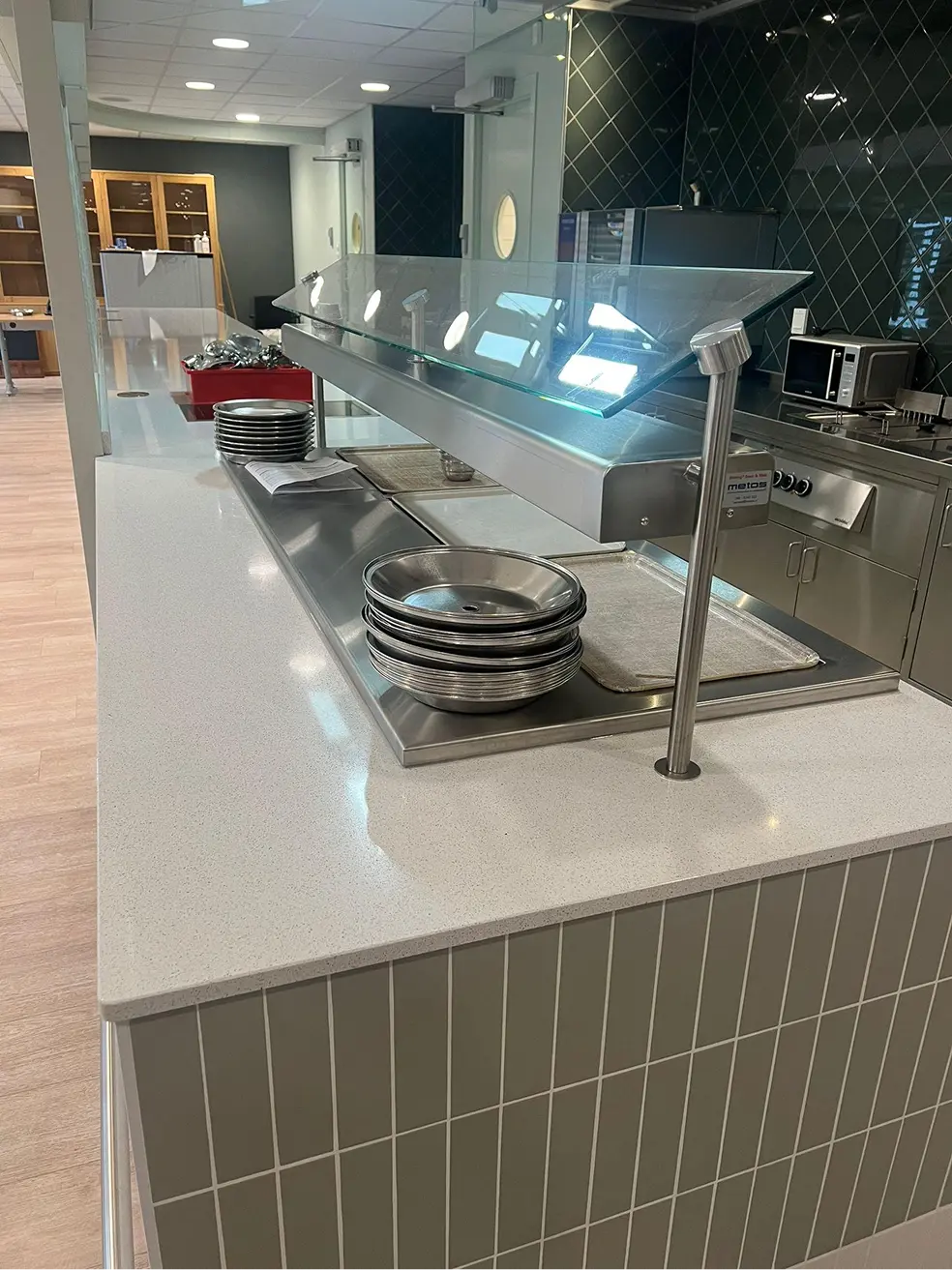 Schone nette keukentafel met schone borden