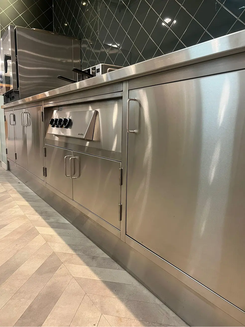 Glimmende ijzeren keuken kast 