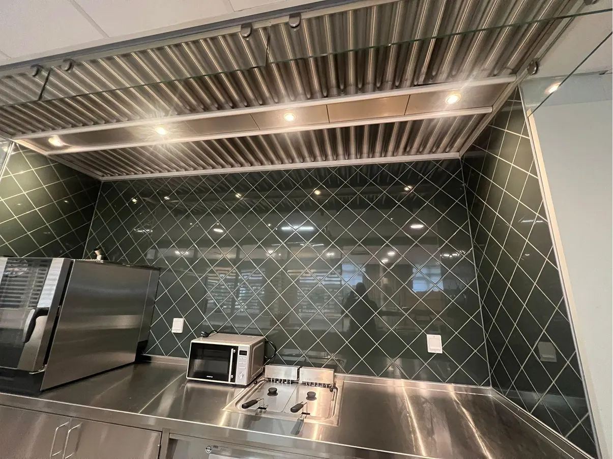 Stralende keuken die net een diepreiniging beurt heeft gekregen