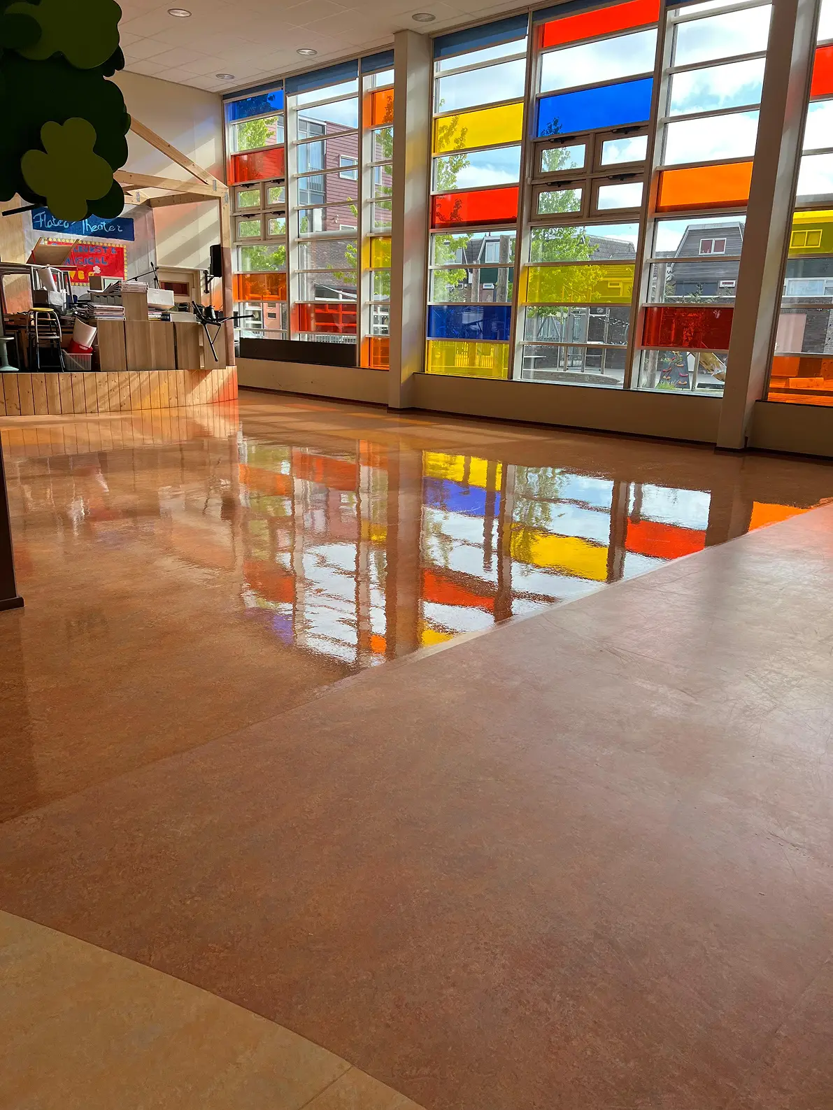 Stralende vloer net gepolymeerd.