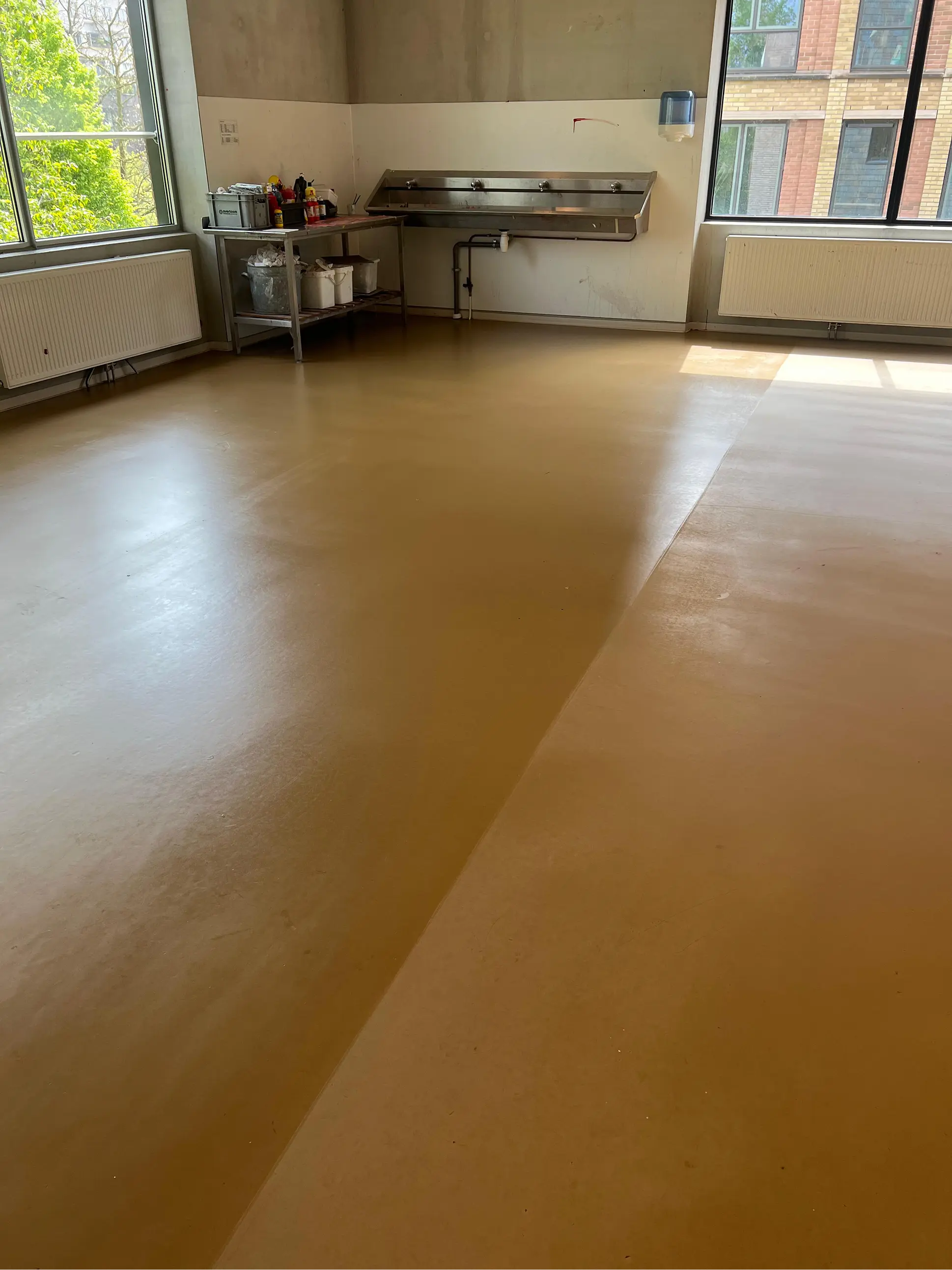 Glanzende vloer na topstrippen.