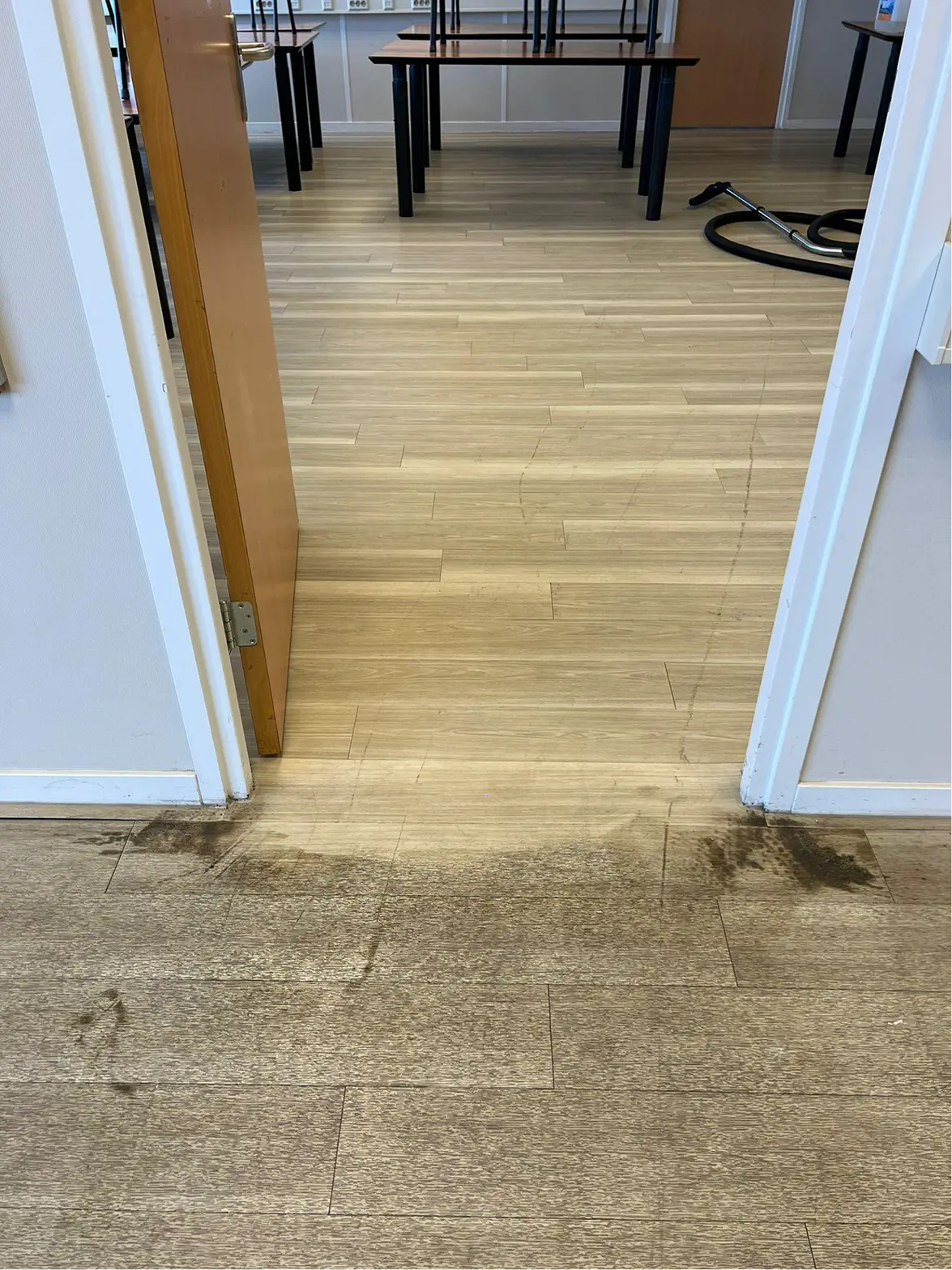 Voor en verschil van vloer die vuil was.