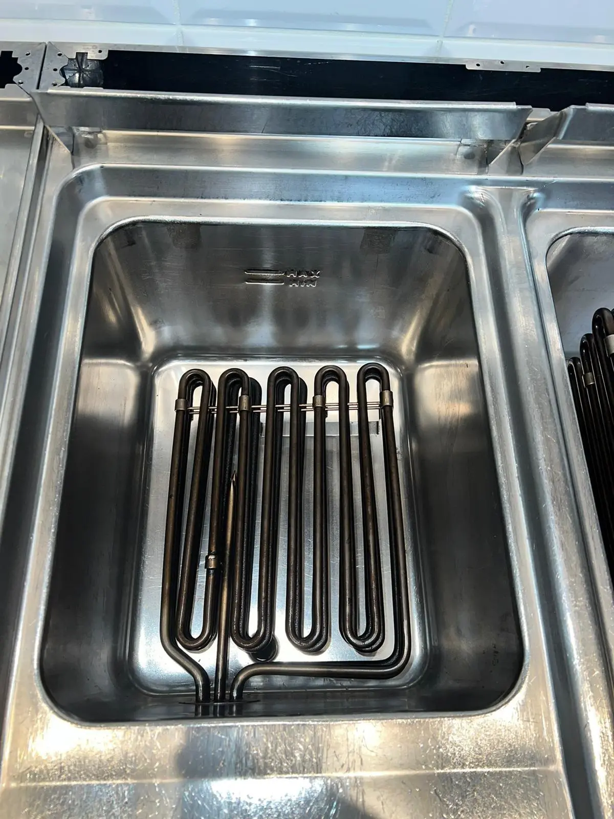 Mooie glanzende schone binnenkant van frituurpan