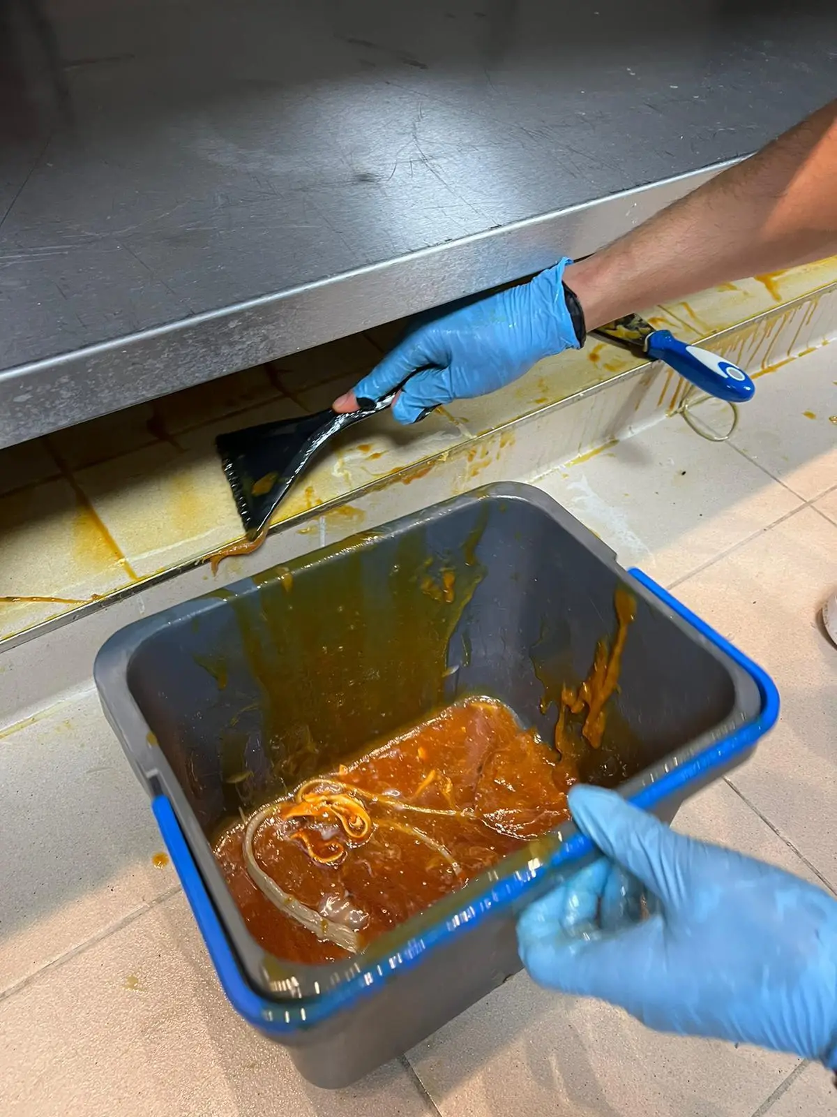 Resten van eten word verwijderd uit keuken