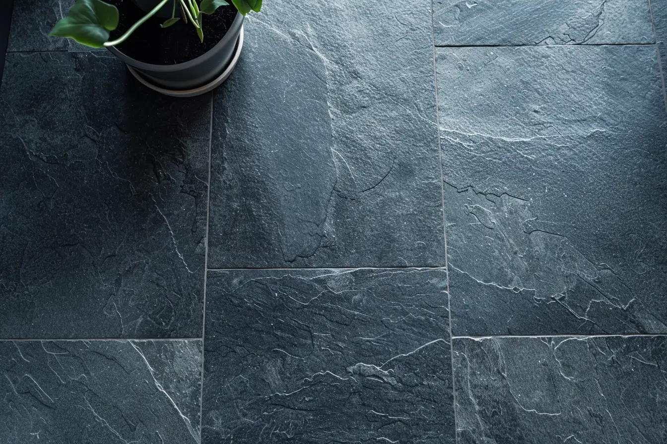 Gereinigde donkere leisteenvloer