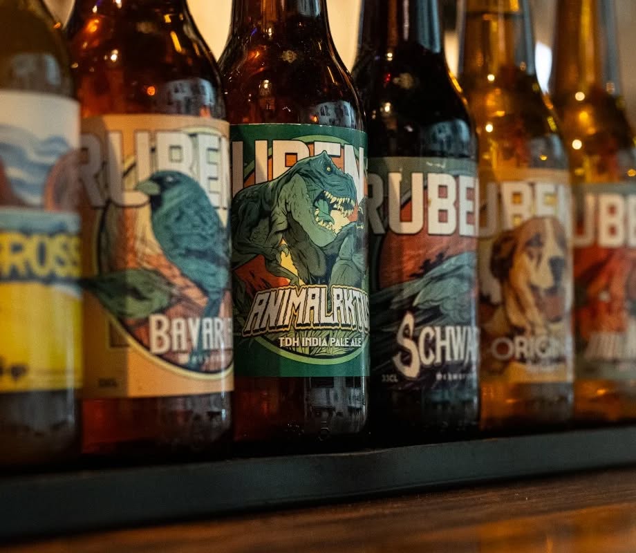 Botellas de cerveza Rubens alineadas.