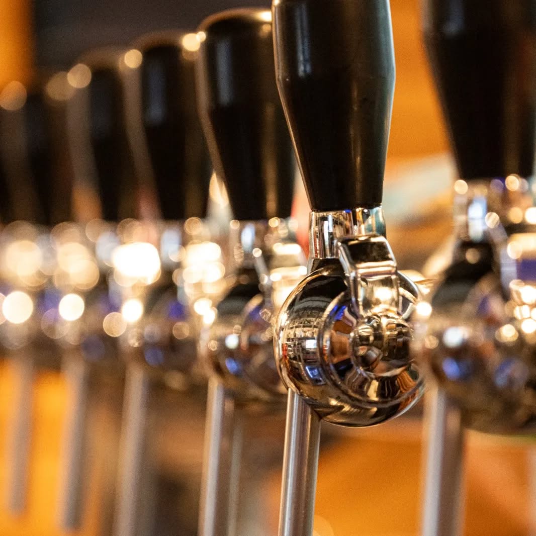 Grifos para dispensar cerveza alineadas en fila.