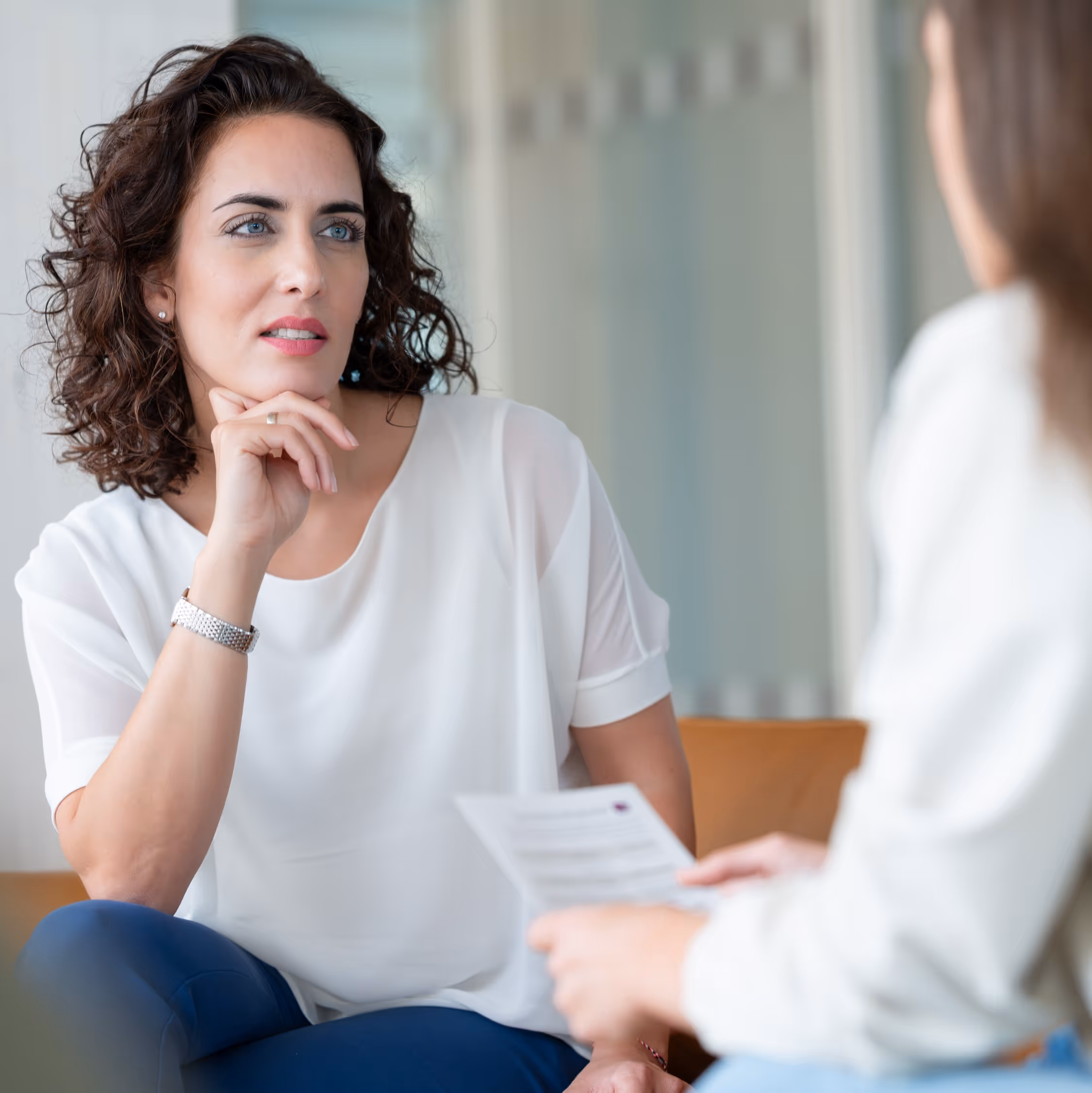 Elif Mucan in einem Einzelcoaching Gespräch mit intensivem Blick
