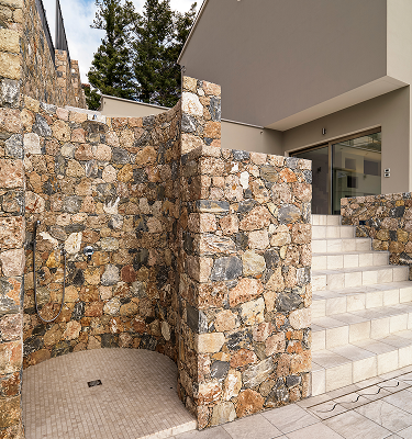 Wand mit Naturstein