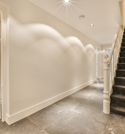 Treppenhaus mit verputzer Lehmwand