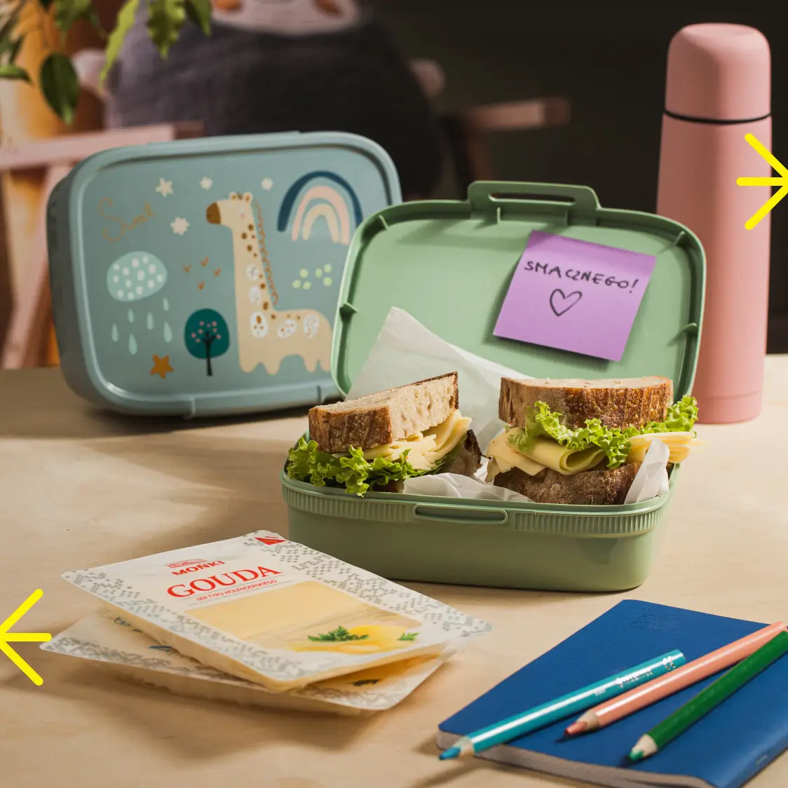 Pudełka na lunch do szkoły z kanapkami z serem Mońki w środku.