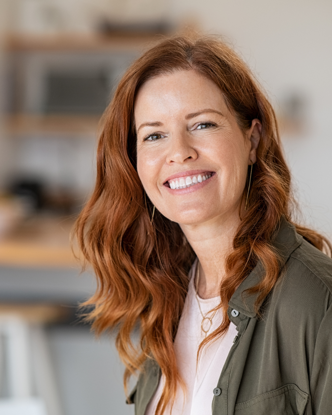 Mulher sorrindo em ambiente acolhedor de clínica de psicologia.