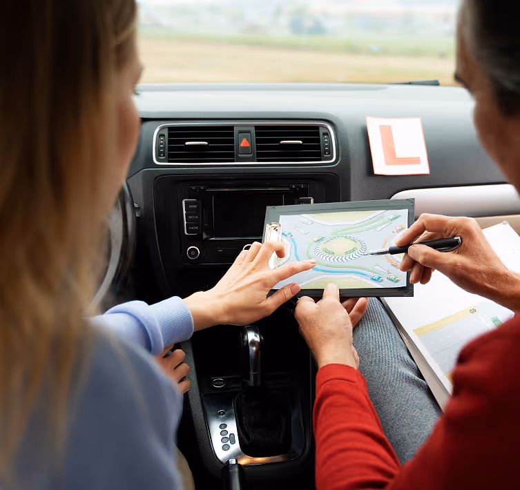 Fahrschüler und Fahrlehrer im Auto