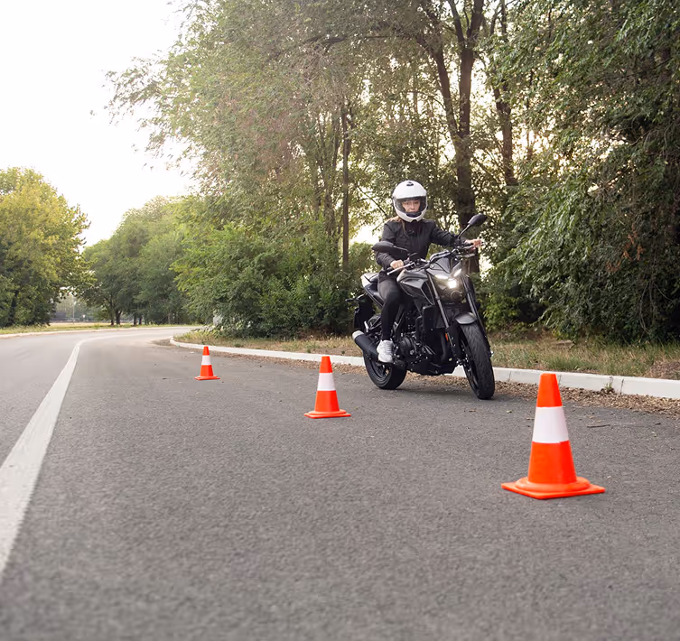 Motorradfahrer beim Motorradführerausweis-Kurs