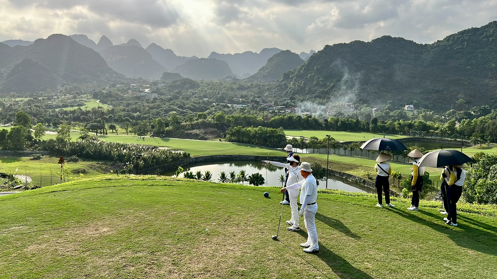 Professional golf course with scenic mountain views - Golf tours and sports travel