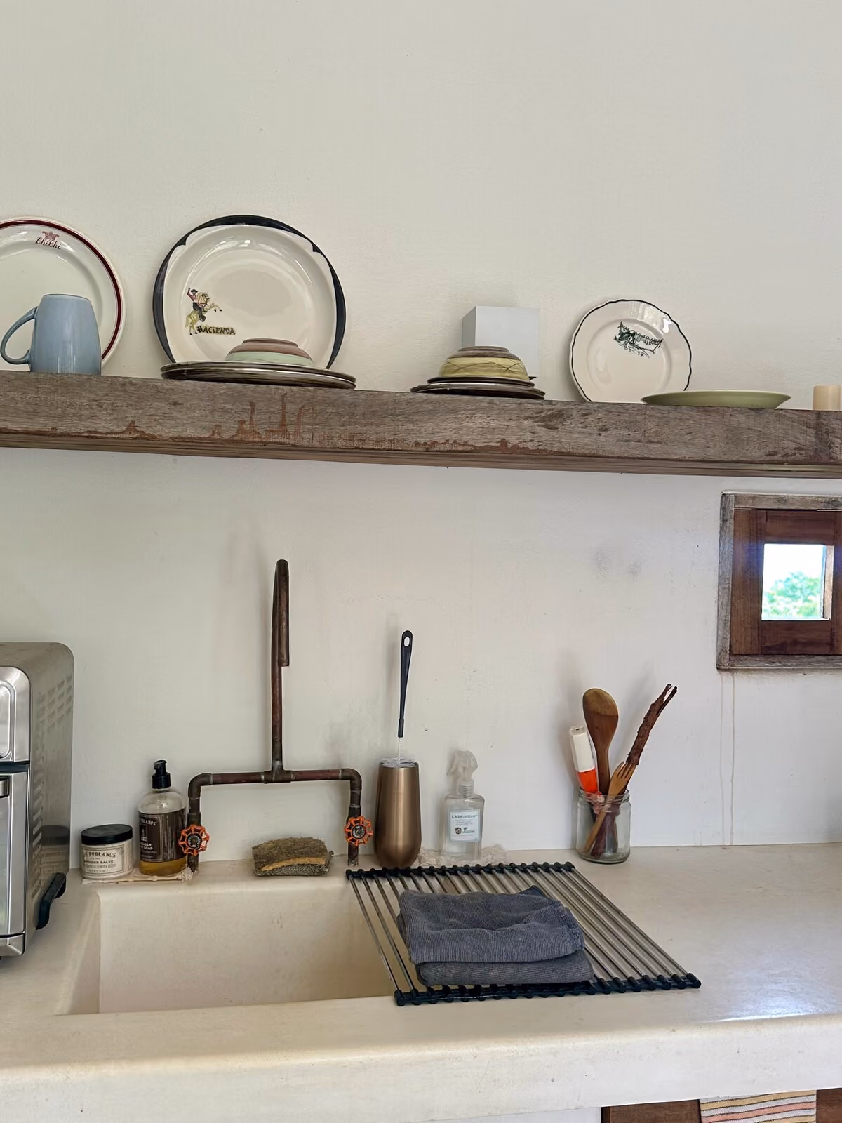 Kitchenette with open shelving