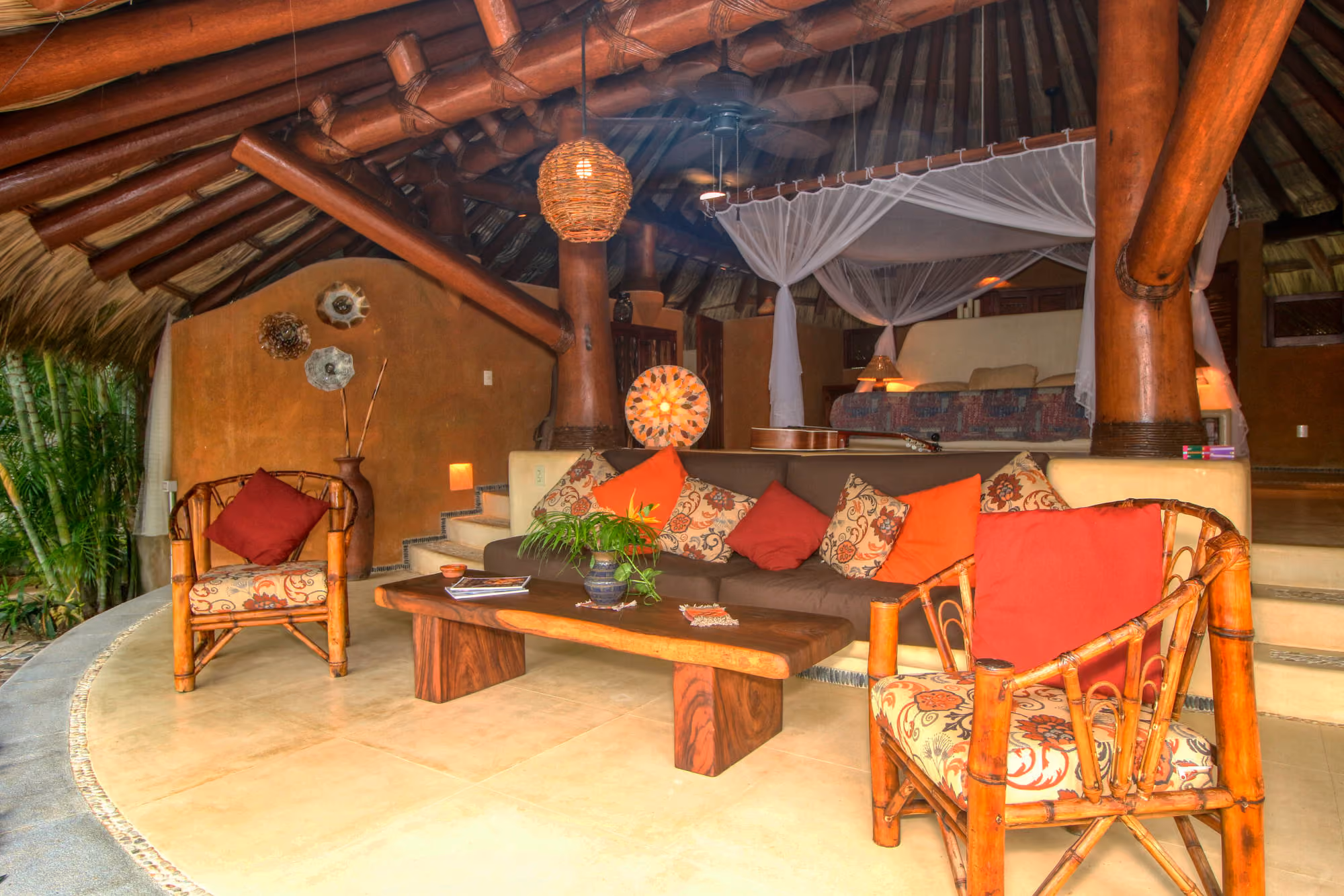 Cama de playa bajo palapa y hamaca en Villa Armonia