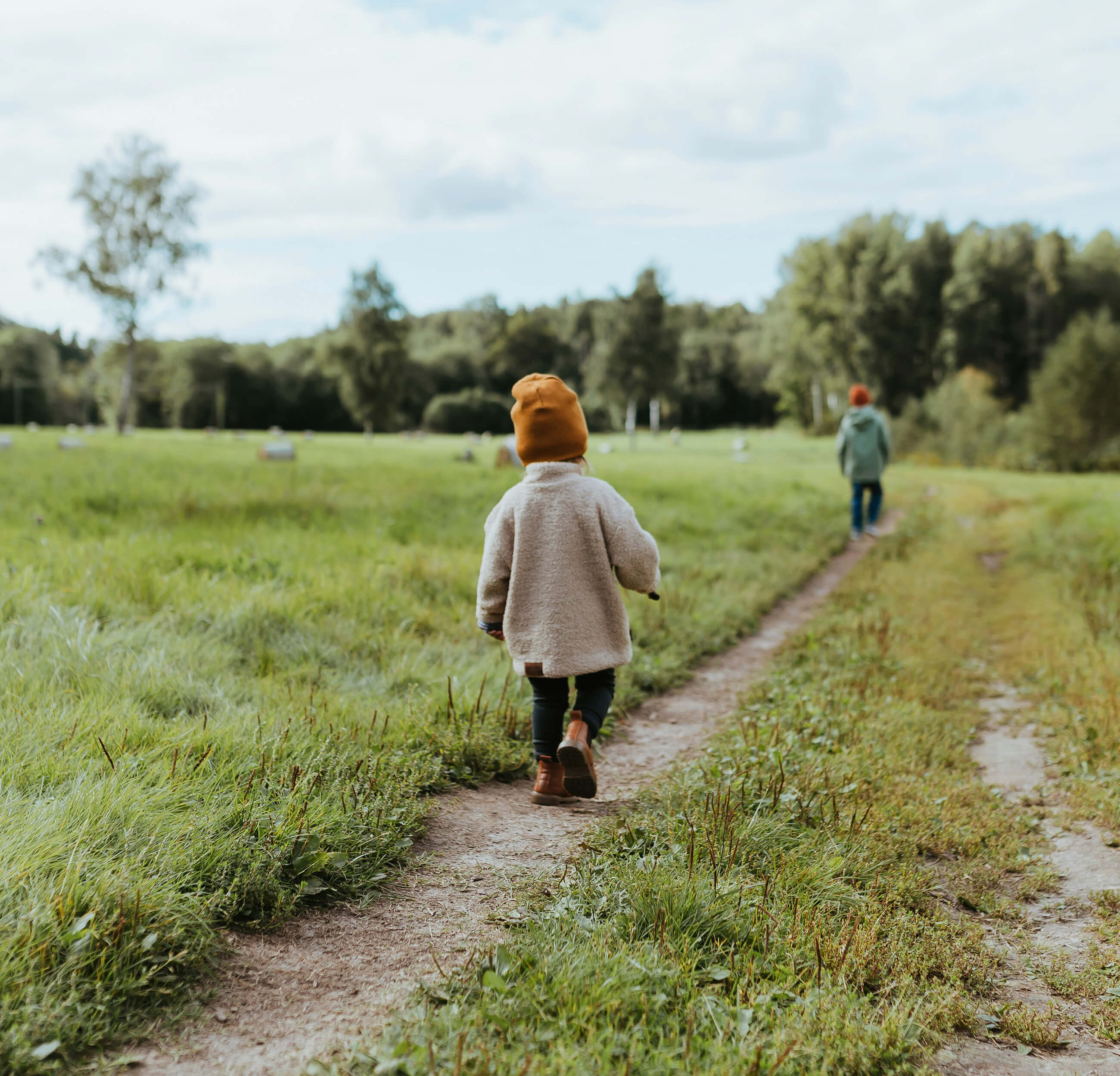 Barn går på stig mot Förskolan Blomman
