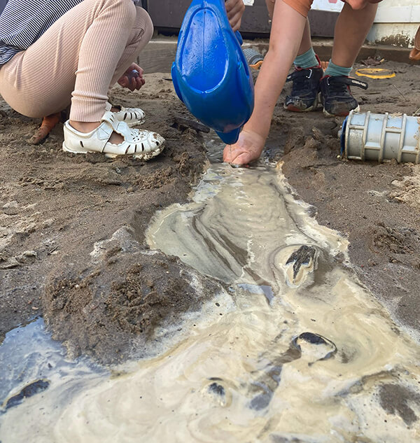 Utomhuslek på gården på Blommans förskola
