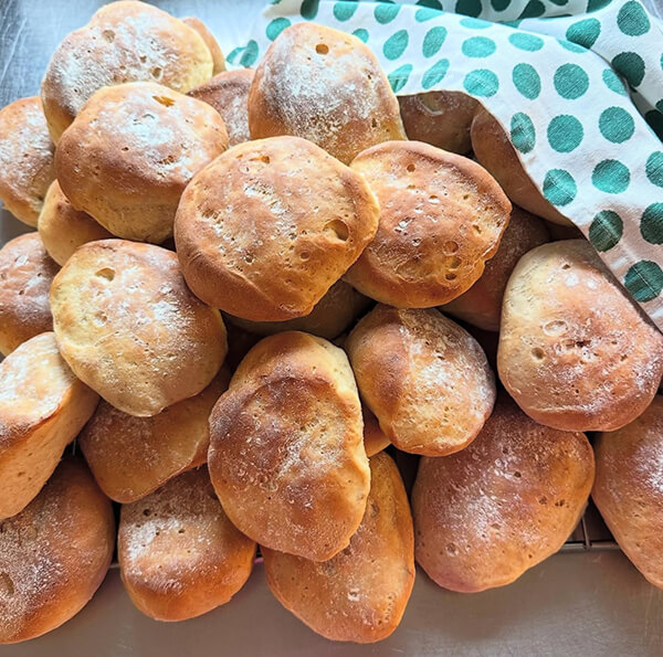 Hemlagade bullar på en duk