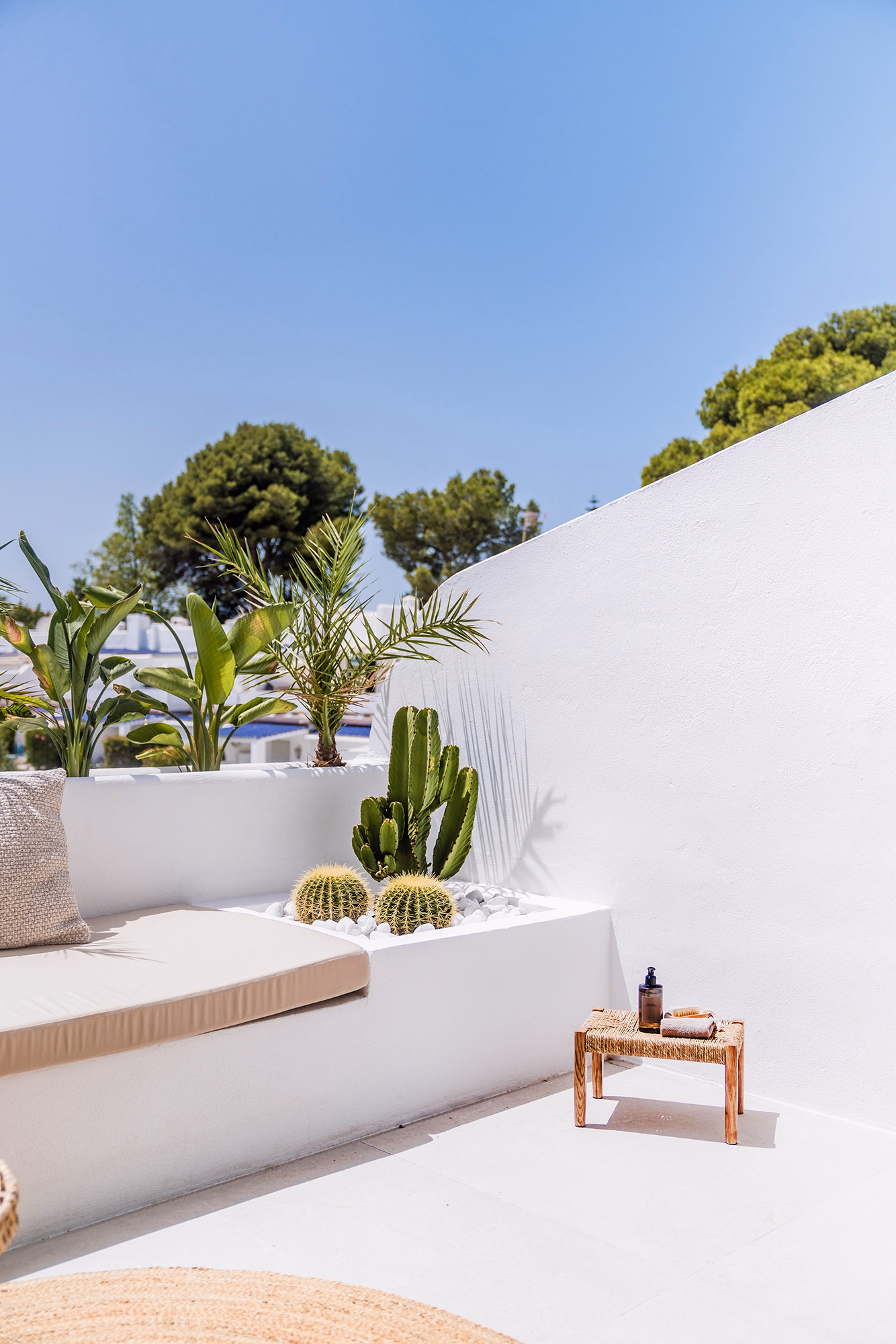 Garden lounge area with comfortable furniture at CASA ILIA, Aloha