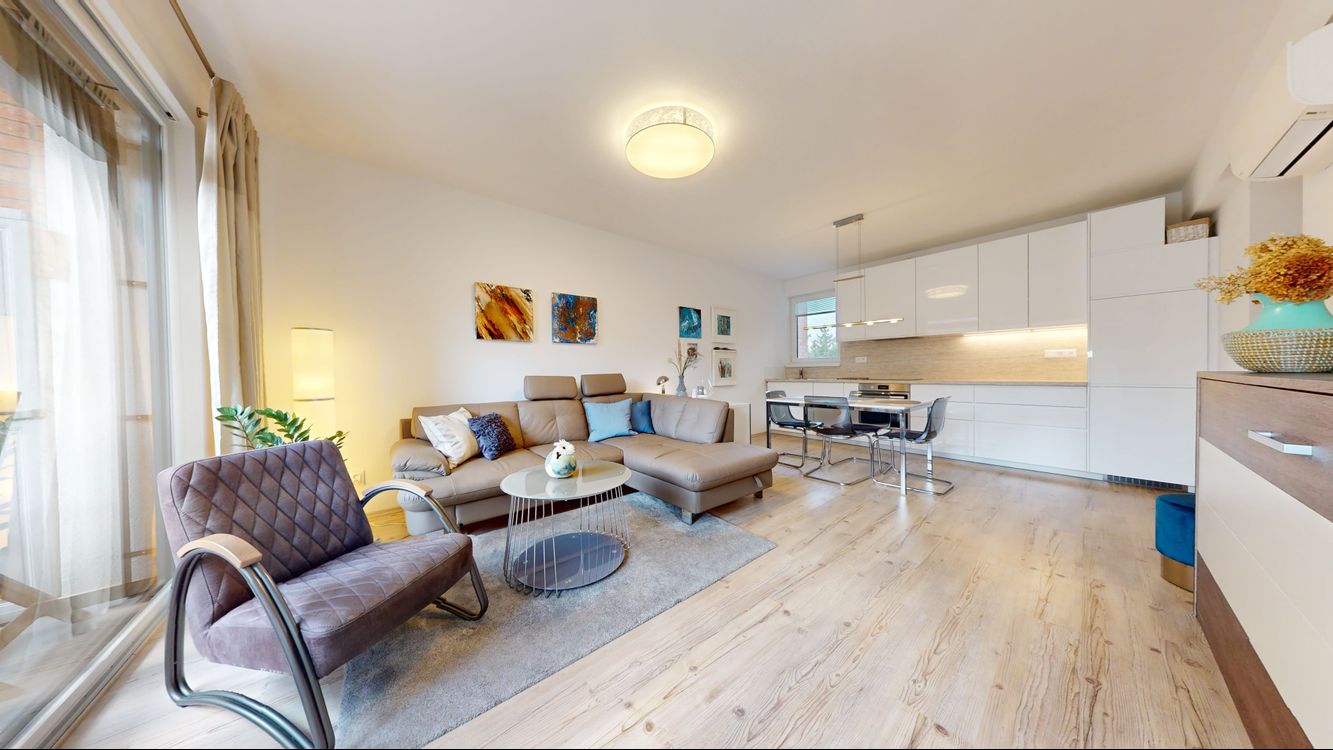 PREDANÉ - Priestranný 2i byt 55 m2, logia 6 m2, parking, Vrútocká ul., Trnávka