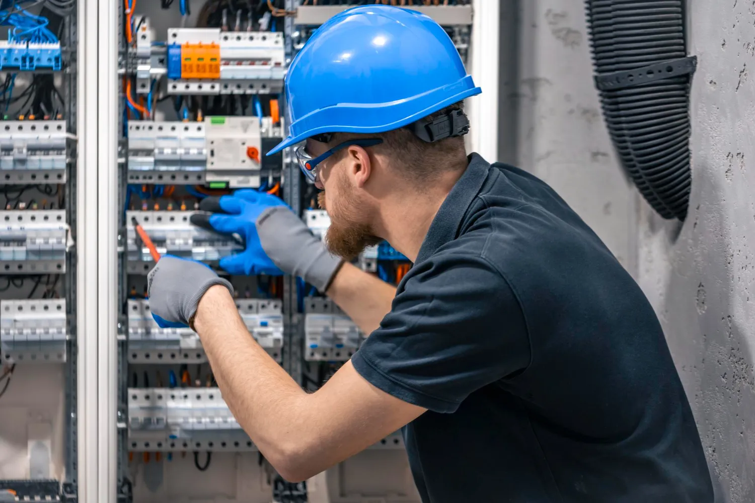Elektriker bei der Installation einer elektrischen Anlage vor Ort
