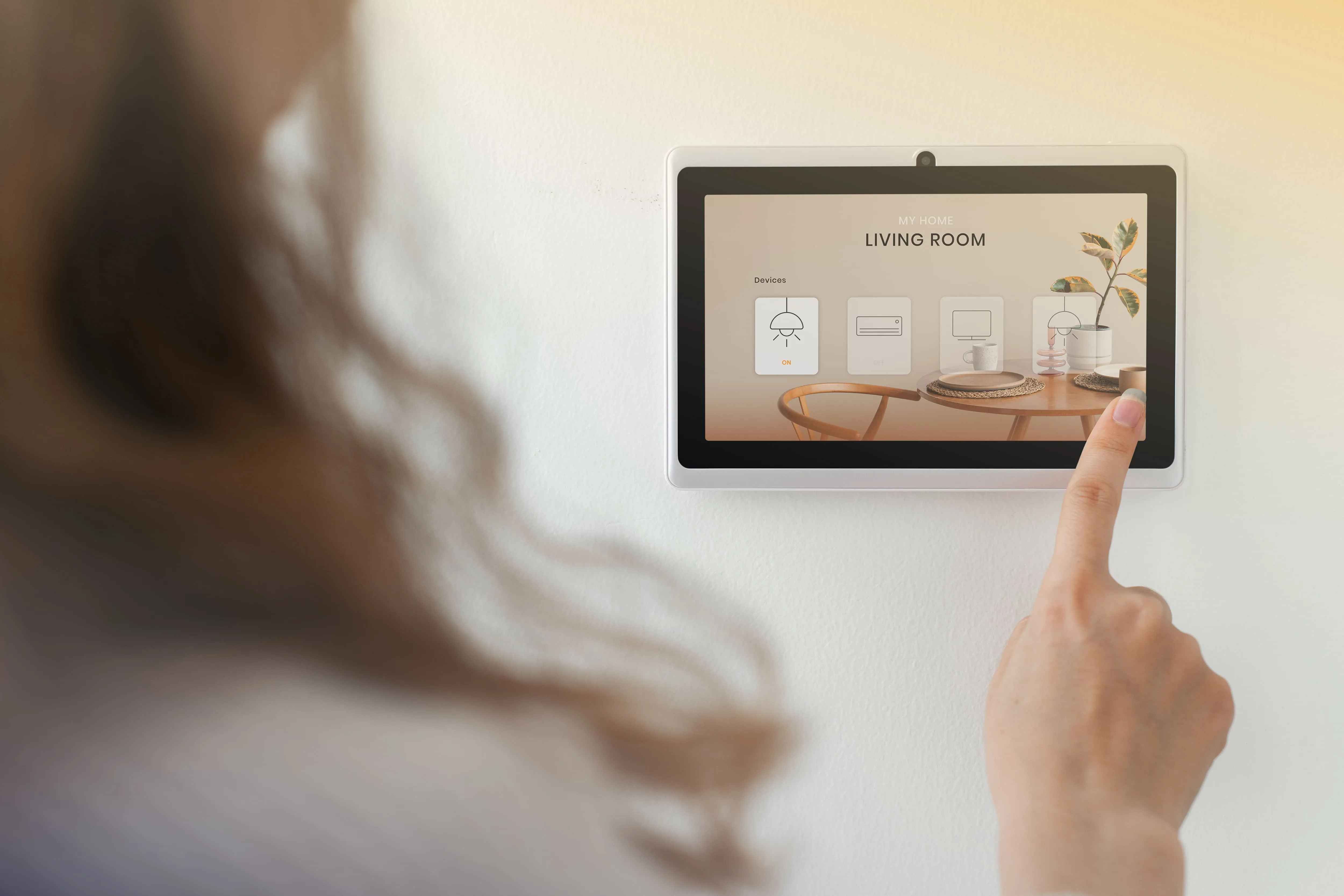 Smart-Home-Steuerung per Touchpanel im modernen Wohnbereich