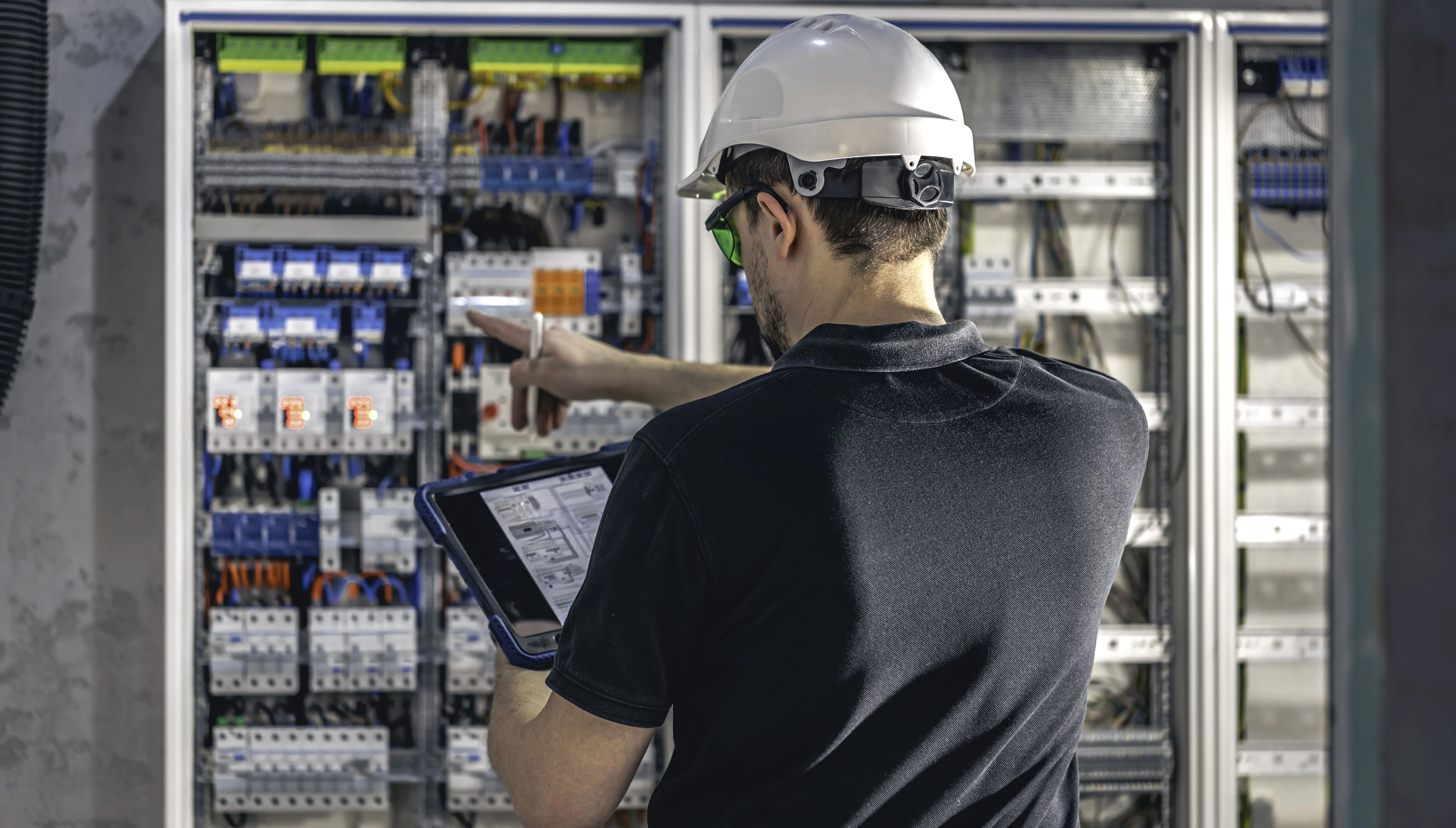 Elektriker bei der Arbeit am Schaltschrank für moderne Elektroinstallationen