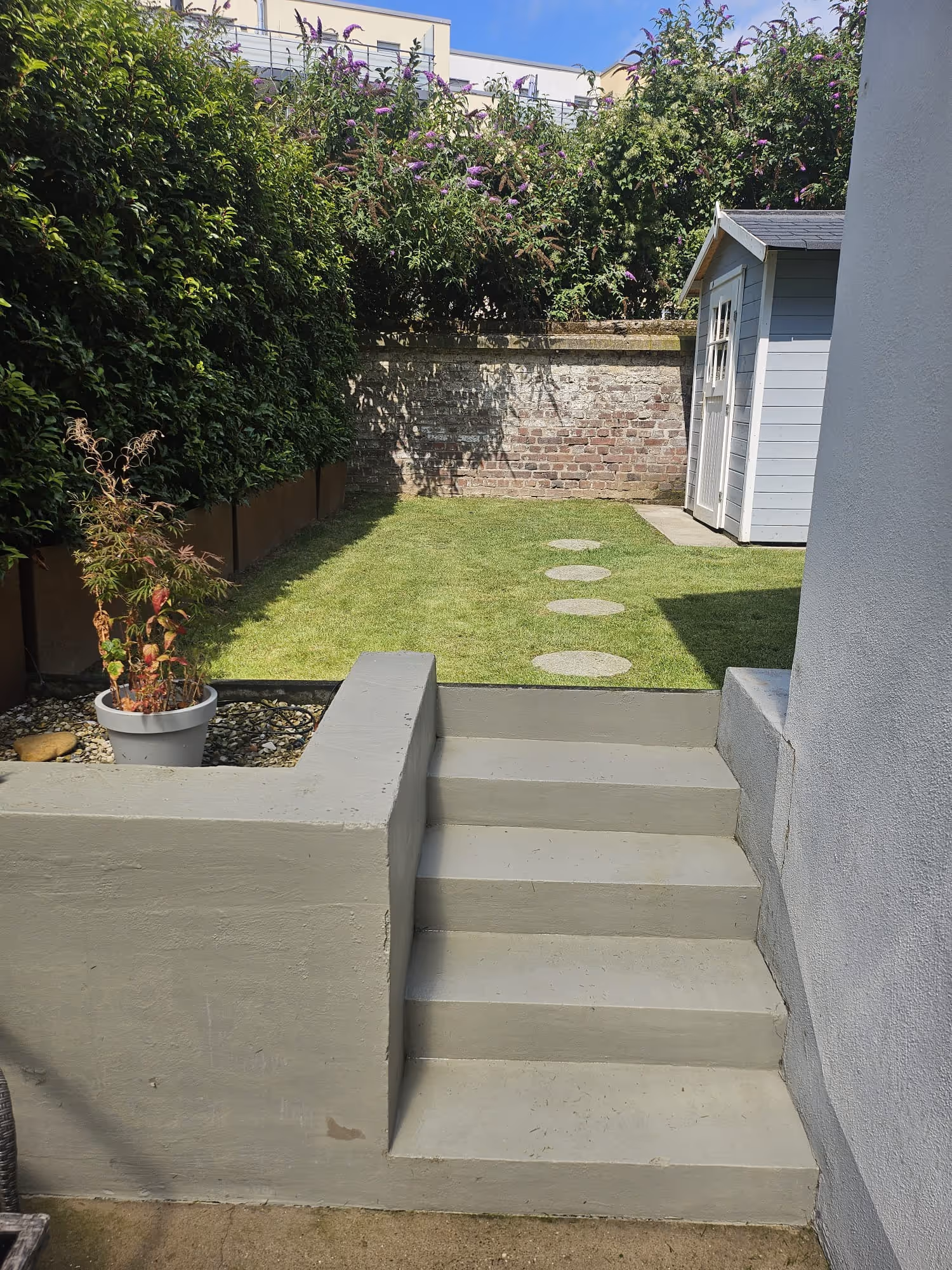 Gartenpflege in Mönchengladbach Rasenfläche eines privaten Hauses Markgraff