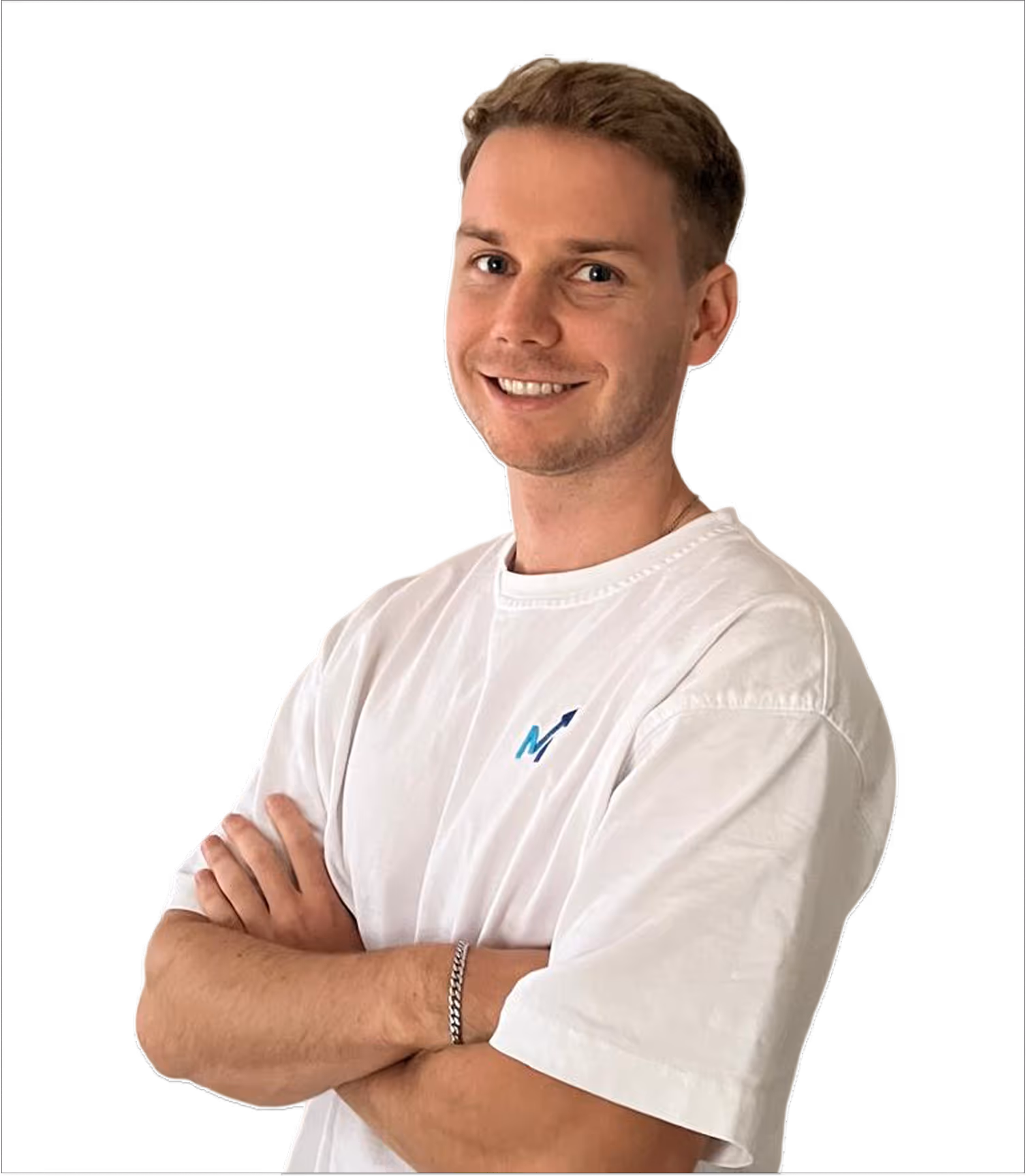 Ein lächelnder junger Mann mit verschränkten Armen trägt ein weißes T-Shirt mit blauem Logo.