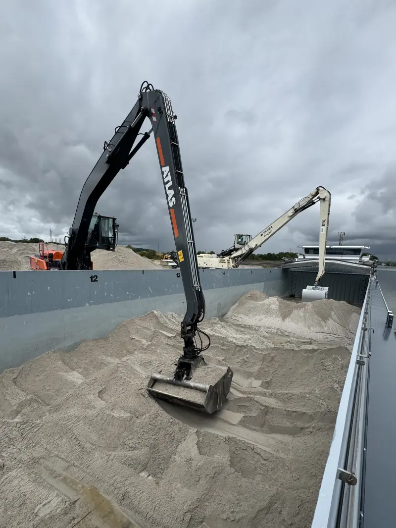 Déchargement d'une péniche par deux pelles hydrauliques de 35 tonnes, Atlas 350MH et Terex