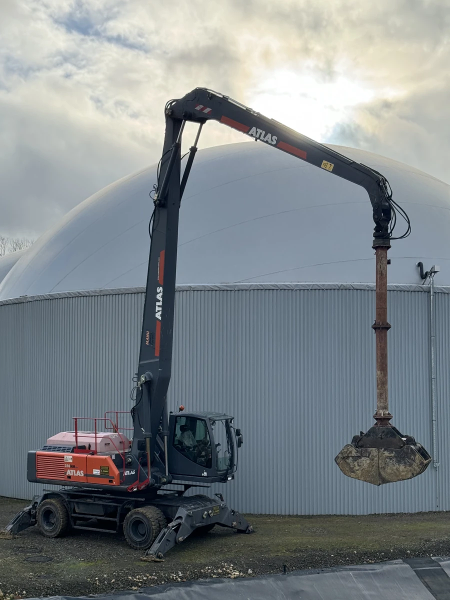 Pelle de manutention de 35 tonnes avec rallonge de bras et balancier fabriquée et adaptée en interne, permettant d'intervenir en grande profondeur