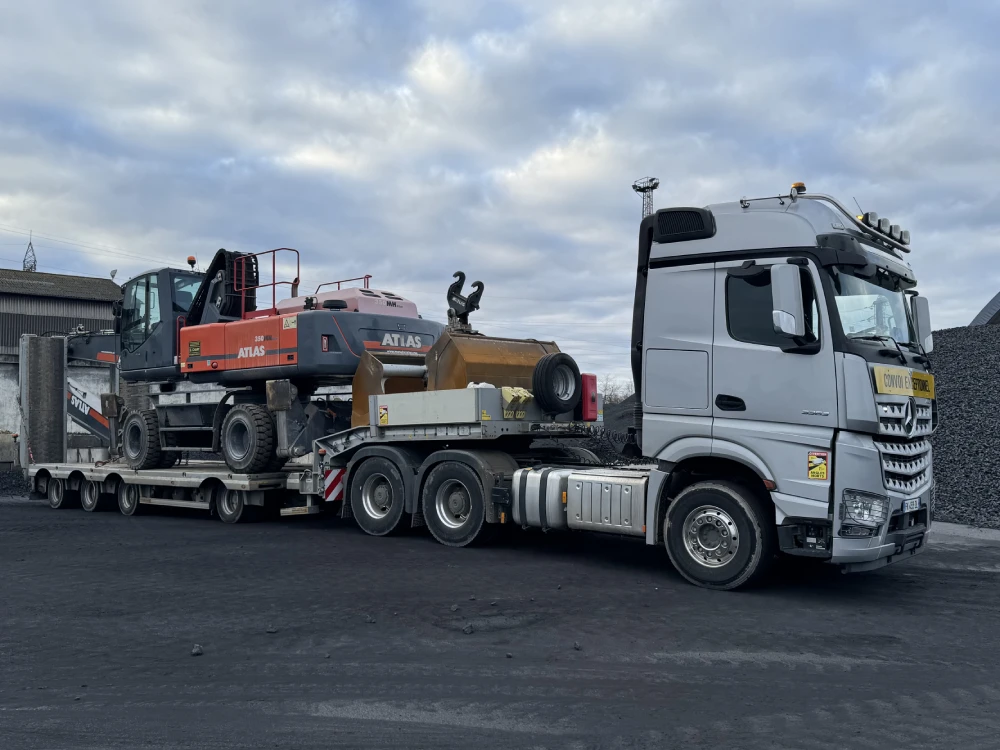 Transport exceptionnel d'une pelle de 35 tonnes sur un porte engin tracté par un camion