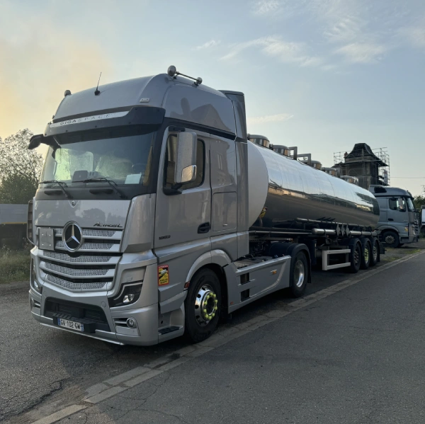 Camion mercedes attelé à une citerne de transport liquide ou de matières dangereuses