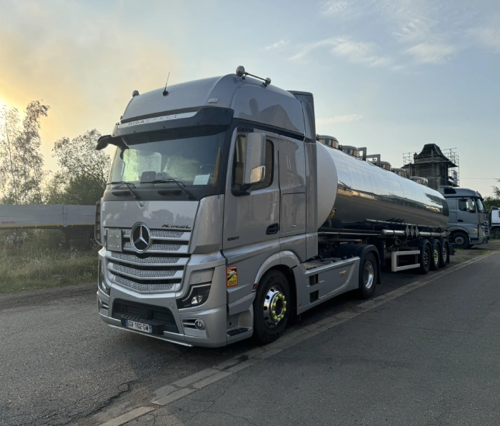 Camion Mercedes attelé à une citerne de transport liquide ou de matières dangereuses