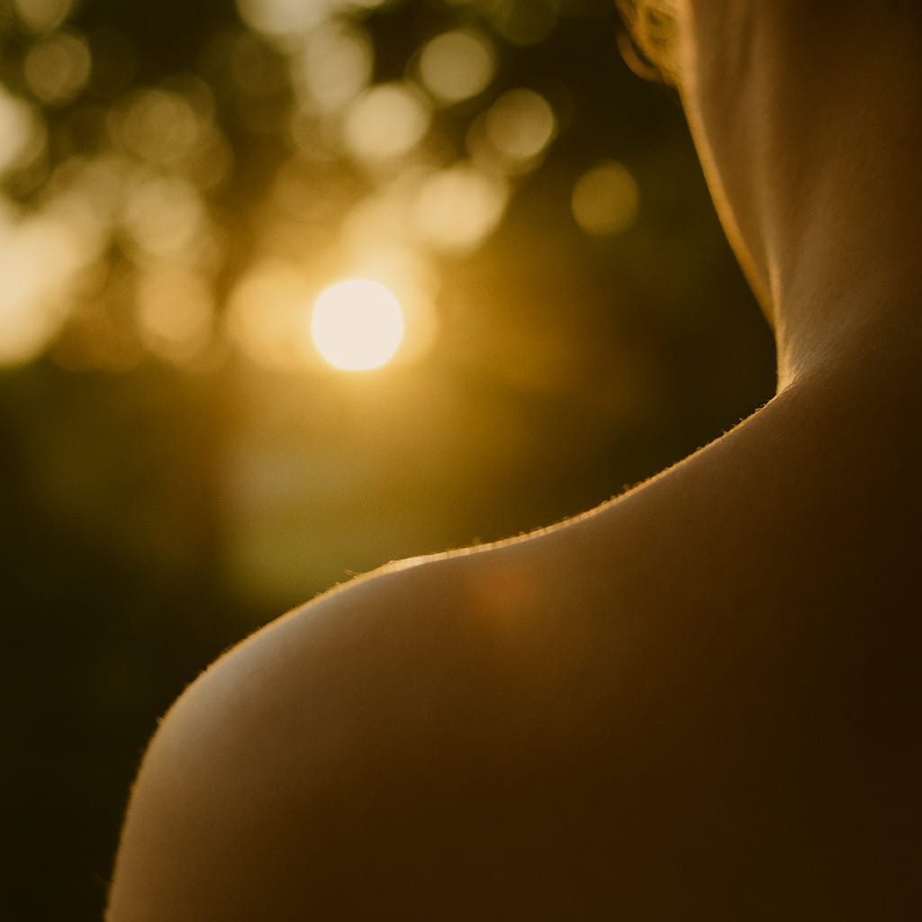 Frau mit Blick auf Sonnenuntergang im Wald. Achtsamkeit bei Kernfokus