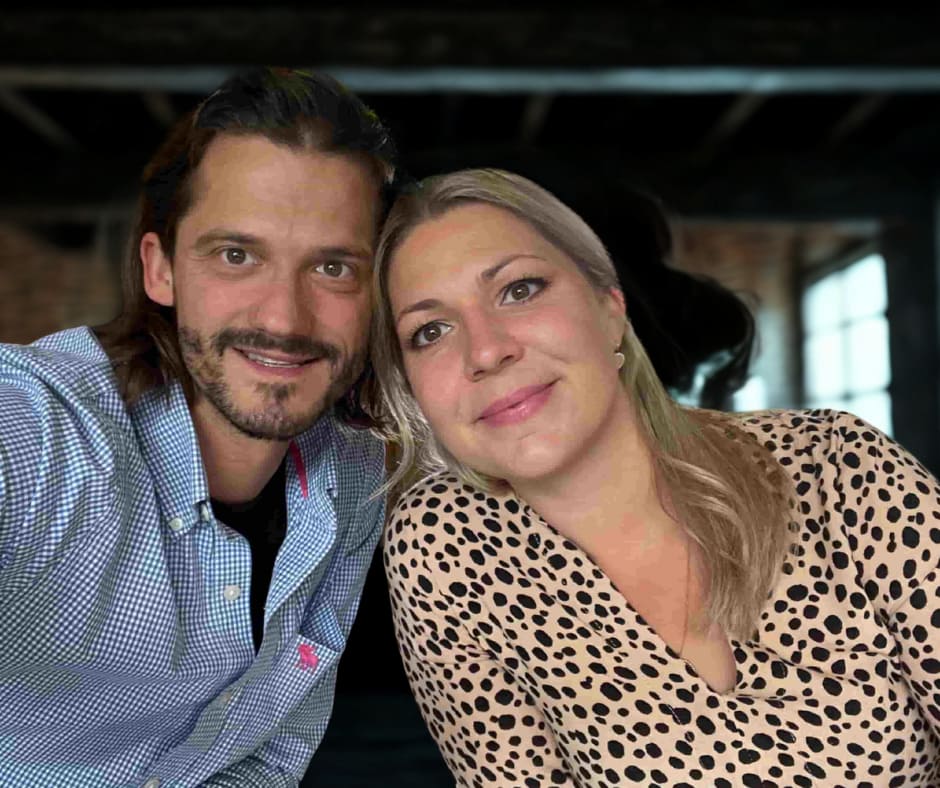 Mann und Frau vor dunklem Hintergrund. Interior, Einrichtungsberatung und Unikatbau bei Kernfokus