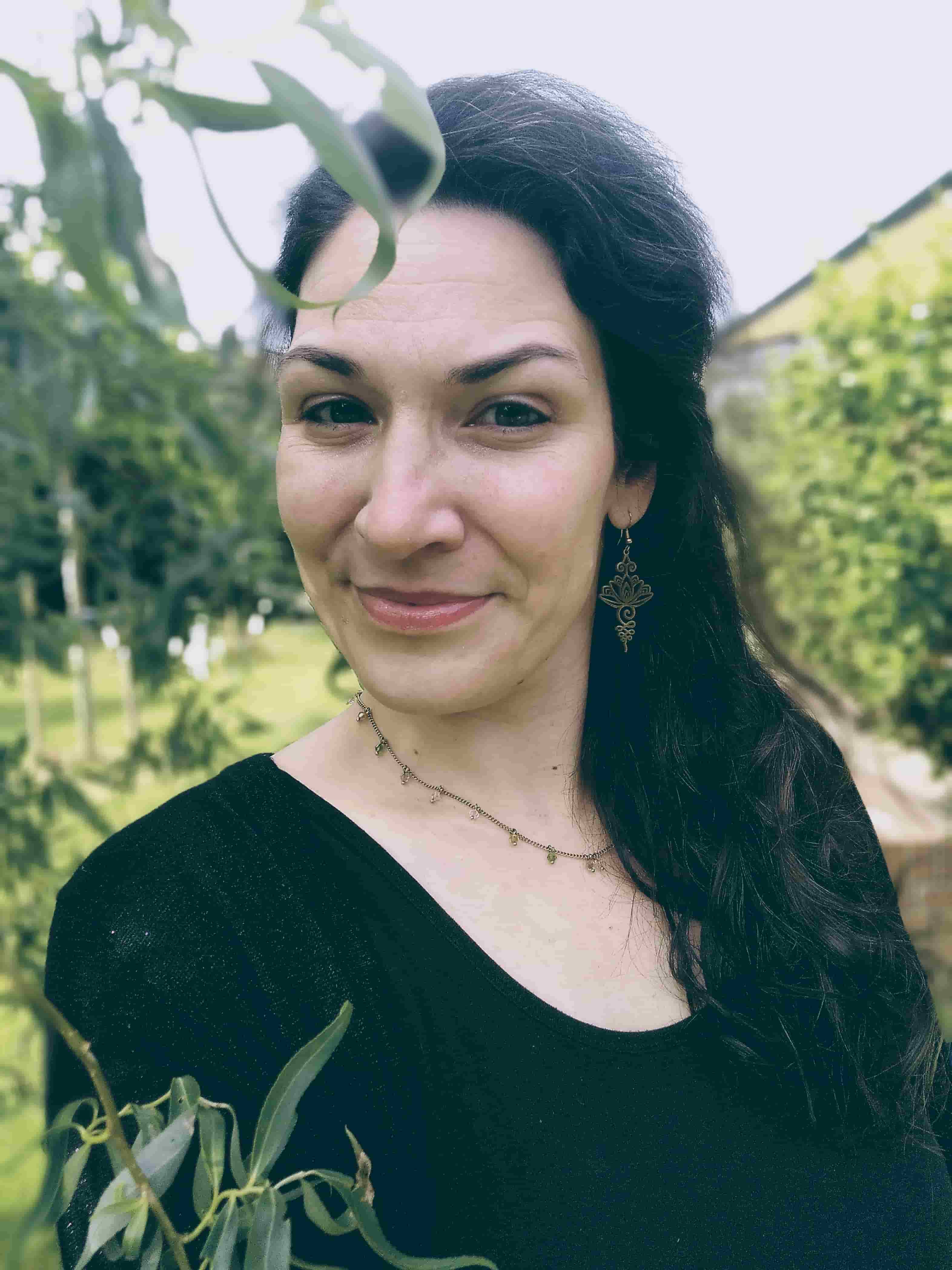 Juliane in der Natur. Yoga und Soundhealing bei Kernfokus