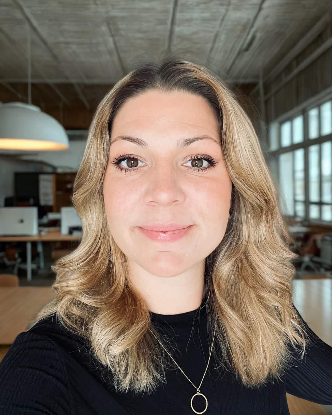 Sandra im Loftstudio. Führungskräftetraining und Teamentwicklung bei Kernfokus