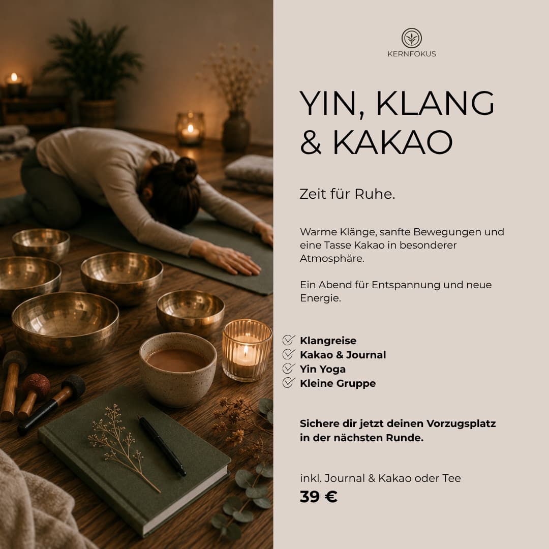 Entspannungsabend mit Yin Yoga, Klangschalen und Kakao im warmen Ambiente des Kernfokus Studios in Hürth bei Köln.